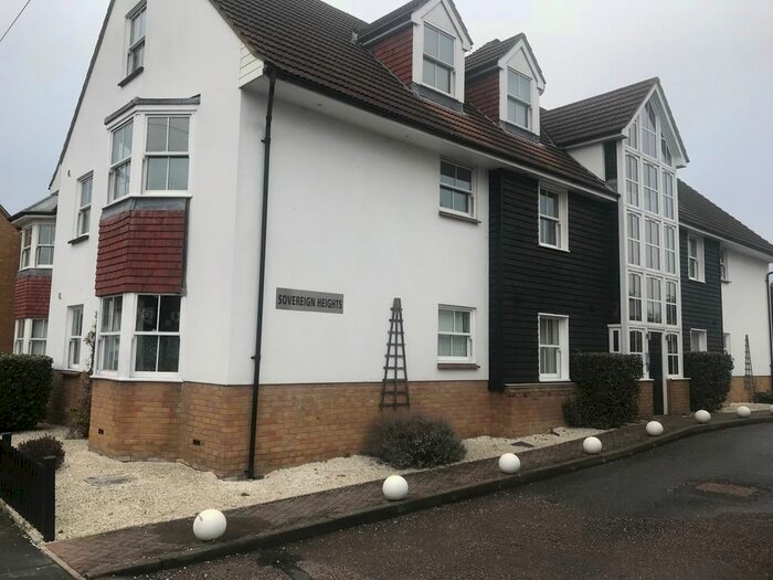 2 Bedroom Flat To Rent In Weir Pond Road, Rochford, Essex, SS4