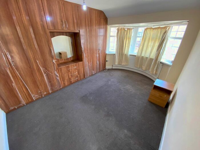 4 Bedroom Semi-Detached House To Rent In Blossom Waye, Hounslow TW5