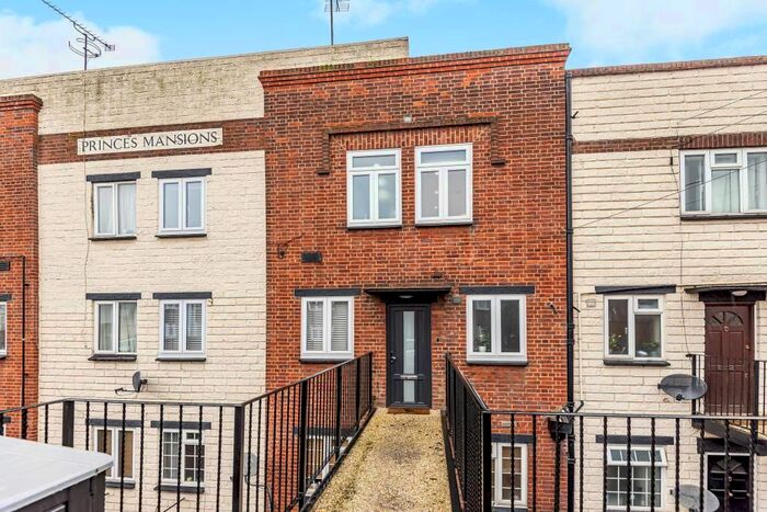 3 Bedroom Maisonette To Rent In Harefield Road, Uxbridge, UB8