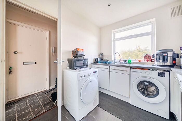 2 Bedroom Flat For Sale In Lynden Hyrst, East Croydon, Croydon, CR0
