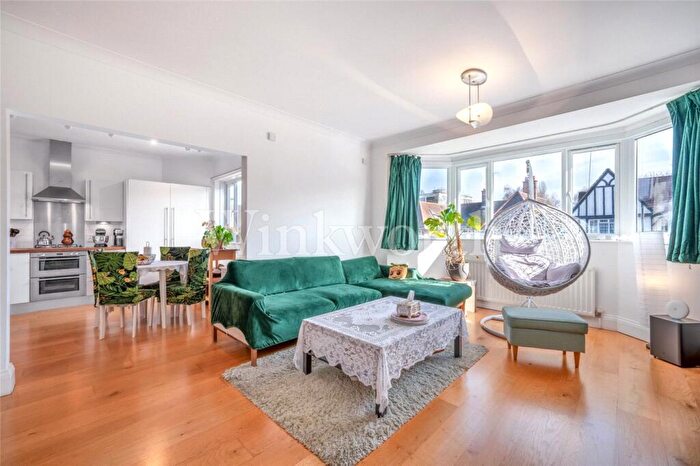 3 Bedroom Apartment To Rent In West Heath Drive, London, NW11