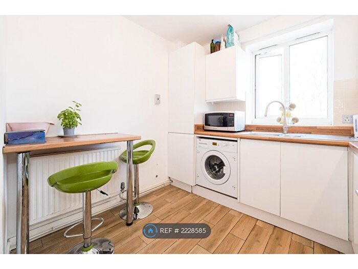 4 Bedroom Flat To Rent In Bennett Court, London, N7