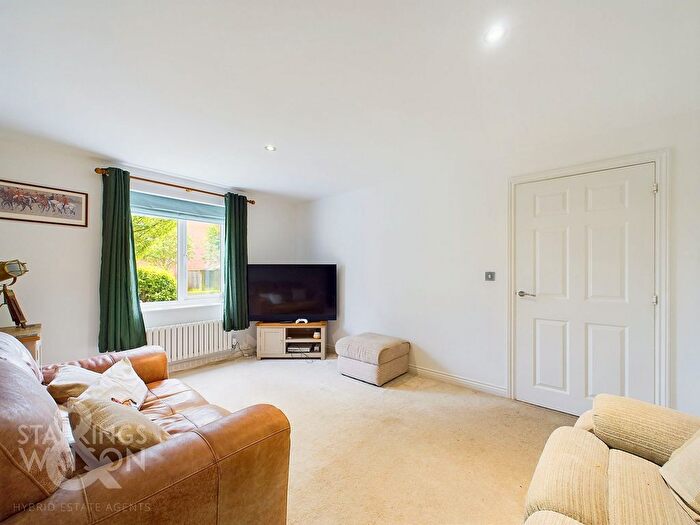4 Bedroom Town House For Sale In Macmillan Way, Little Plumstead, Norwich, NR13