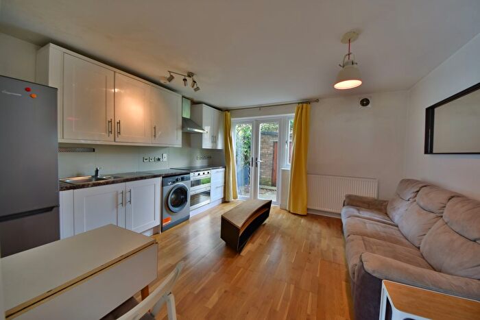 2 Bedroom Flat To Rent In Junction Road, Linden Walk, Archway, London, N19