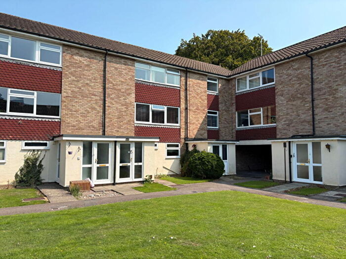 1 Bedroom Maisonette For Sale In Windsor Court, York Close, Horsham, West Sussex, RH13