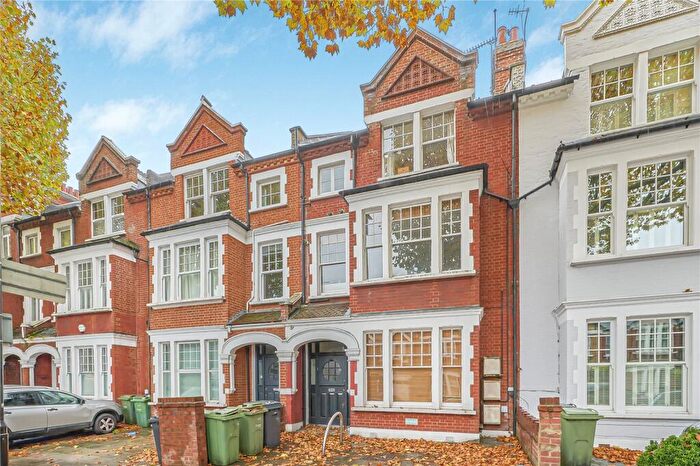 3 Bedroom Flat To Rent In Cavendish Road, London, SW12