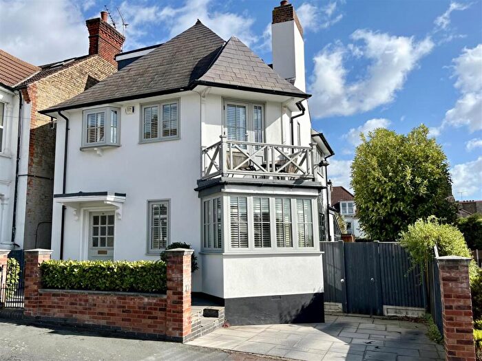 4 Bedroom Detached House For Sale In Leigh Cliff Road, Leigh-On-Sea, SS9
