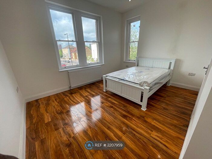 3 Bedroom Flat To Rent In Warham Road, South Croydon, CR2