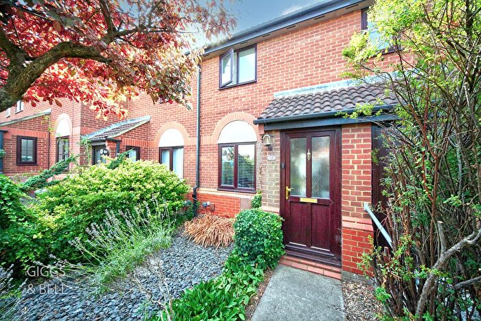 2 Bedroom Terraced House For Sale In Cromer Way, Luton, Bedfordshire, LU2