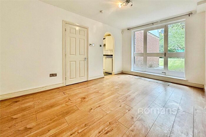 2 Bedroom Apartment For Sale In Yorktown Road, Sandhurst, Berkshire, GU47
