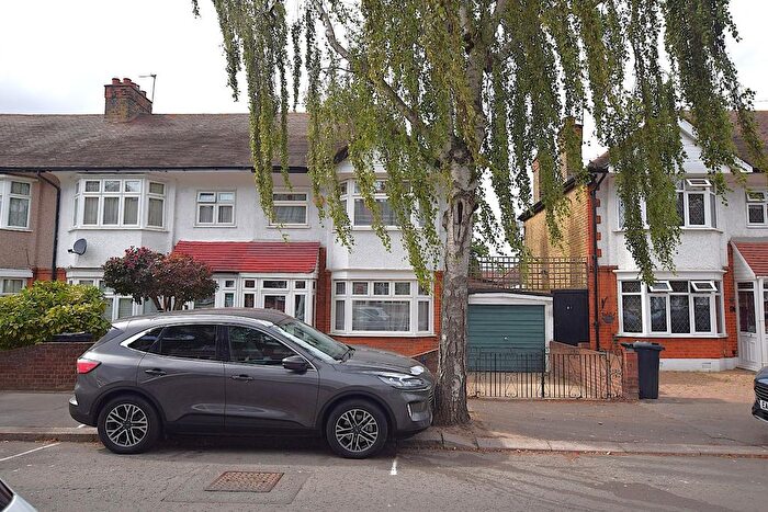 4 Bedroom End Of Terrace House To Rent In Yoxley Drive, Ilford, IG2