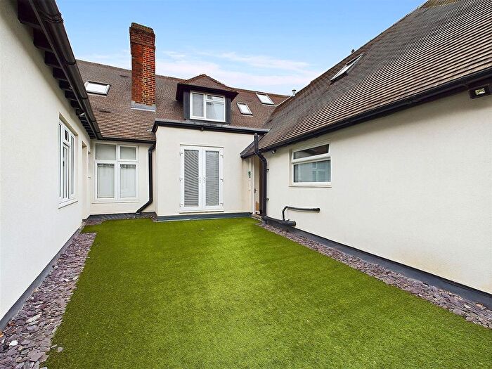 1 Bedroom Flat To Rent In Station Approach, West Byfleet, Surrey, KT14