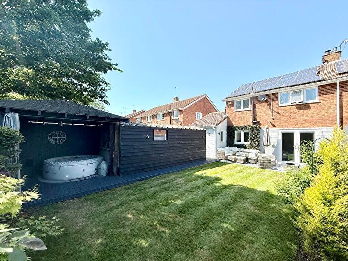 3 Bedroom Semi Detached House For Sale In Bosmore Road, Limbury Road, Luton, Bedfordshire, LU3