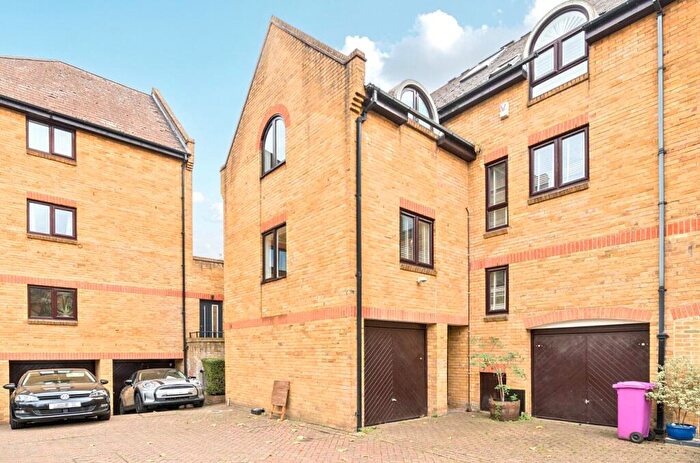 5 Bedroom Terraced House For Sale In Waveney Close, Wapping, E1W
