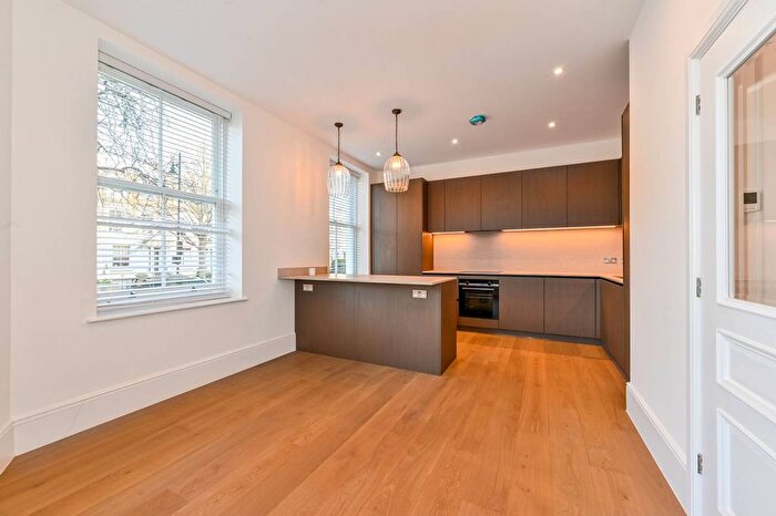 4 Bedroom Flat To Rent In Elmore Street, Islington, London, N1