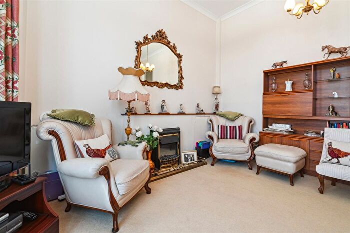 2 Bedroom Flat For Sale In Leigham Court Road, Streatham Common, SW16