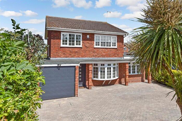 4 Bedroom Detached House For Sale In Elder Avenue, Wickford, Essex, SS12