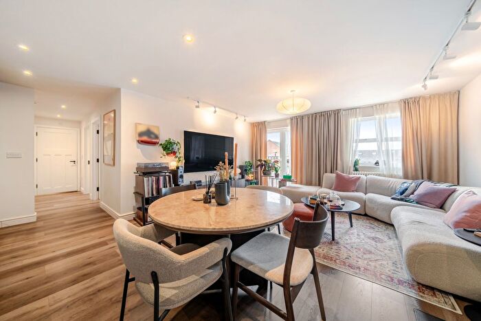2 Bedroom Flat For Sale In Brook Square, London, SE18