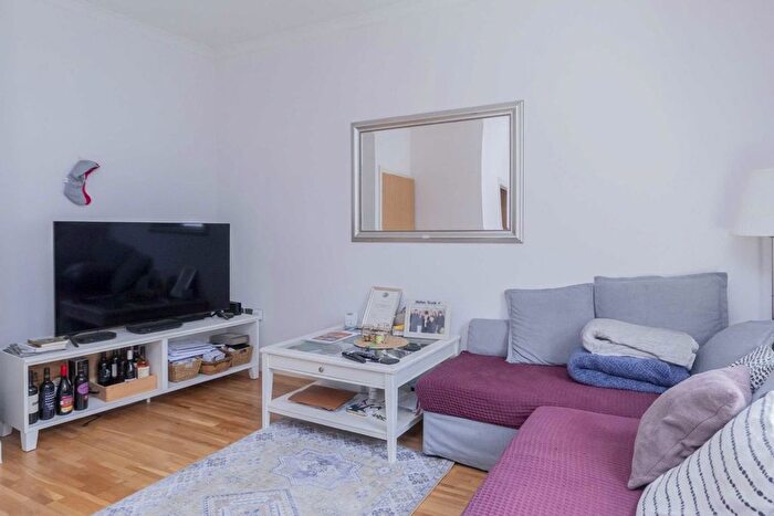 1 Bedroom Flat To Rent In North End Road, London, SW6