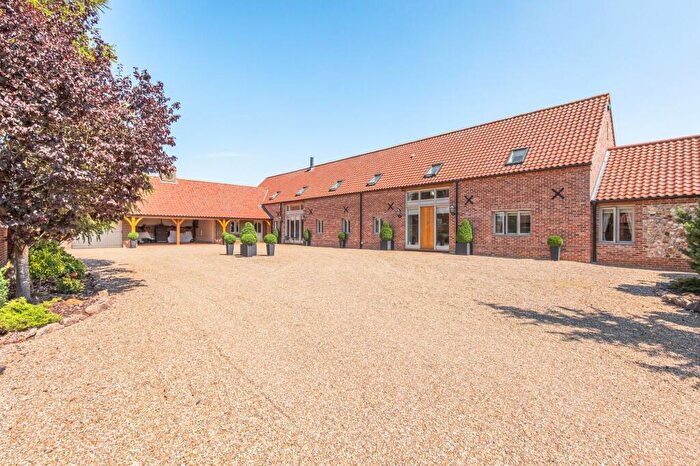 5 Bedroom Detached House For Sale In Exceptional Five Bedroom Barn Conversion In Gayton Thorpe, PE32