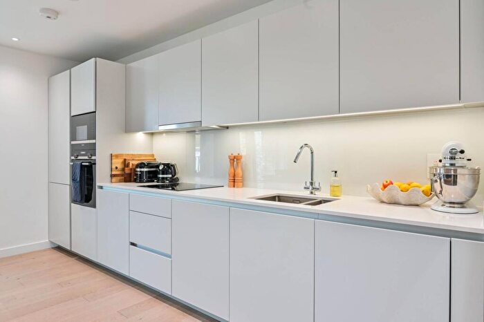 2 Bedroom Flat For Sale In Wyndham Road, Camberwell, London, SE5