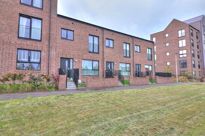 3 Bedroom Terraced House For Sale In Cuddies Walk, Glasgow, G4