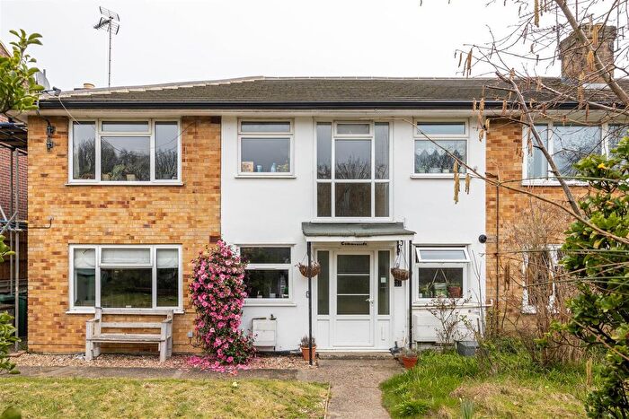 2 Bedroom Flat For Sale In Common Road, Redhill, RH1