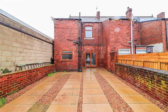 3 Bedroom End Terrace House For Sale In Pontefract Road, Castleford, WF10