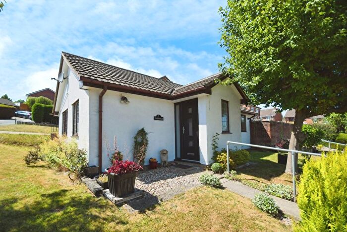 2 Bedroom Detached Bungalow For Sale In Heathfield Close, Wingerworth, Chesterfield, S42