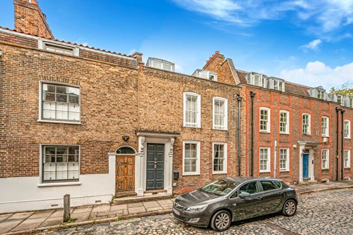 3 Bedroom House To Rent In Albury Street, Surrey Quays, SE8