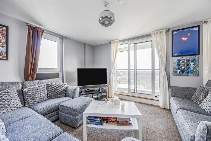 2 Bedroom Flat For Sale In Fratton Way, Southsea, PO4