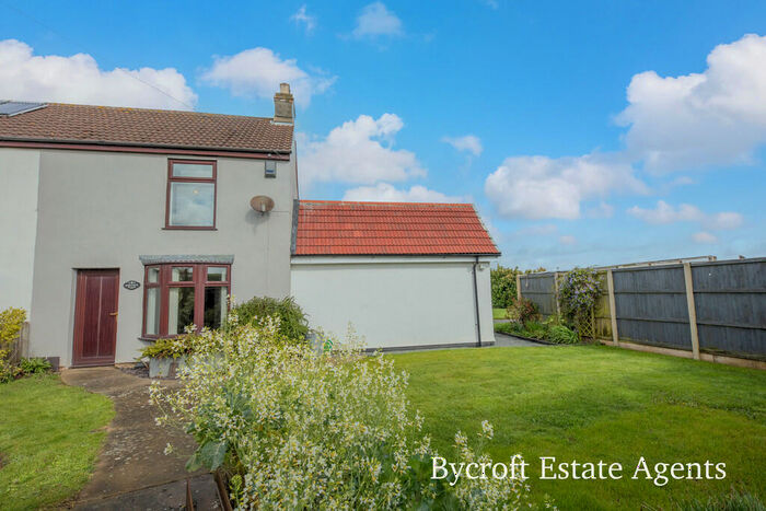 3 Bedroom Semi-Detached House For Sale In Beccles Road, Bradwell, NR31