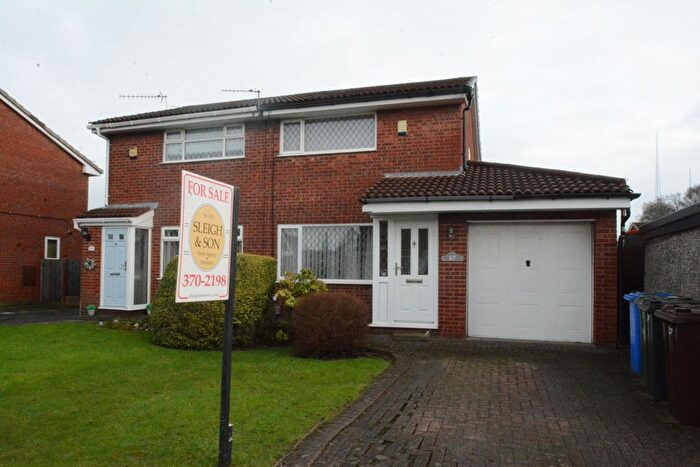 2 Bedroom Semi-Detached House For Sale In Linnet Close, Audenshaw, M34
