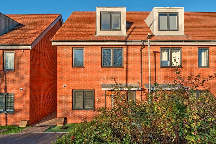 3 Bedroom End Of Terrace House For Sale In South Reading, Berkshire, RG2