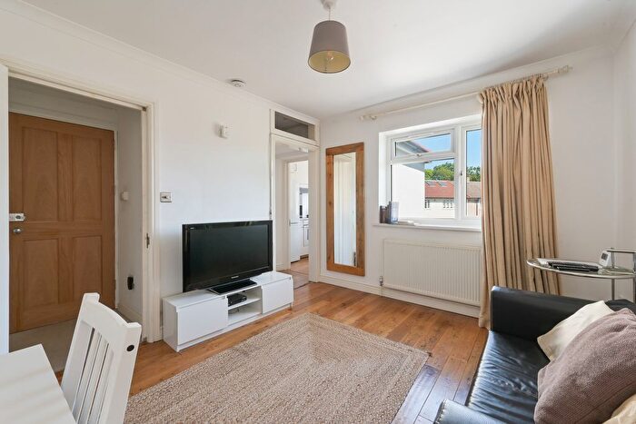 2 Bedroom Flat To Rent In Station Gardens, W4