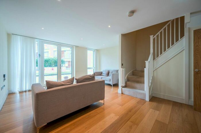 3 Bedroom Flat To Rent In Printers Road, Stockwell, London, SW9