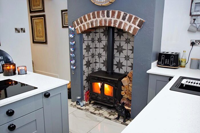 2 Bedroom Semi-Detached House For Sale In South Street, Woodville, DE11