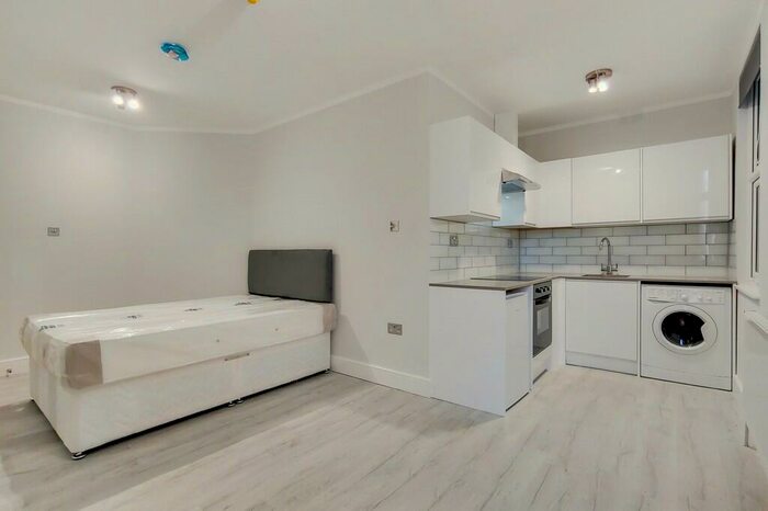 Apartment To Rent In Golders Green Road, London, NW11