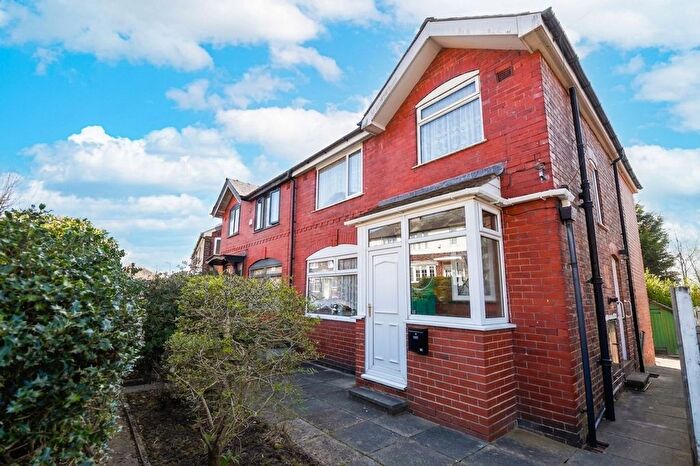 3 Bedroom Semi-Detached House For Sale In Oakwood Drive, Salford, M6