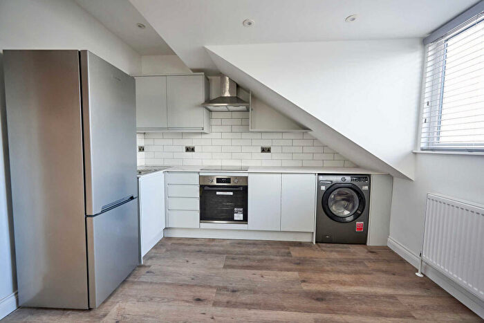 2 Bedroom Flat To Rent In Broomfield Crescent, Leeds, LS6