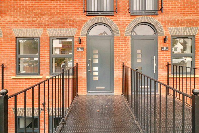 5 Bedroom Town House To Rent In Silverdale Road, Bushey, WD23