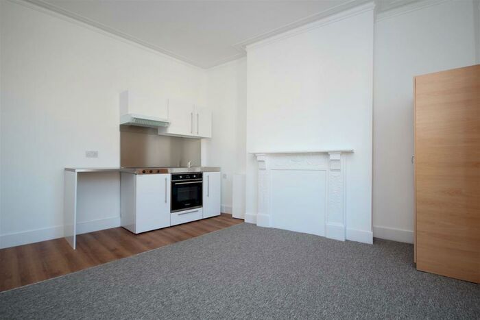 Flat To Rent In Nightingale Road, London, NW10