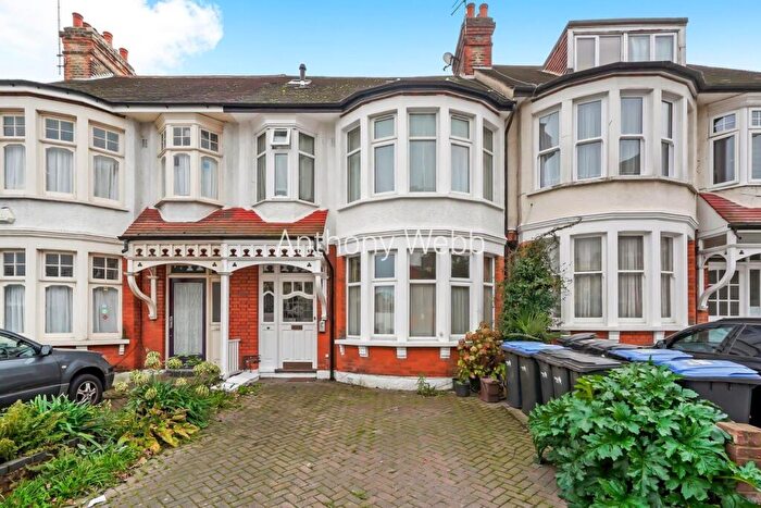 2 Bedroom Flat For Sale In Lodge Drive, Palmers Green, N13