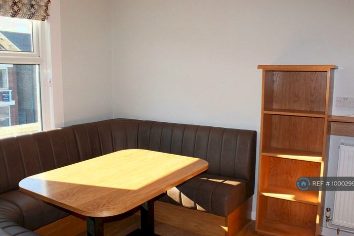 4 Bedroom Flat To Rent In Hawks Road, Kingston Upon Thames, KT1