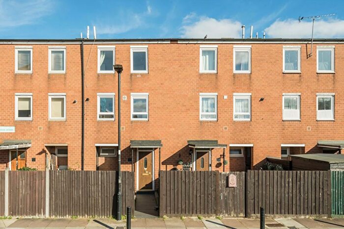 2 Bedroom Maisonette To Rent In Lyneham Walk, Clapton, E5