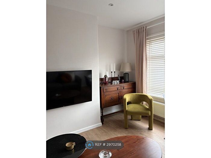 4 Bedroom Semi-Detached House To Rent In Hassop Avenue, Salford, M7