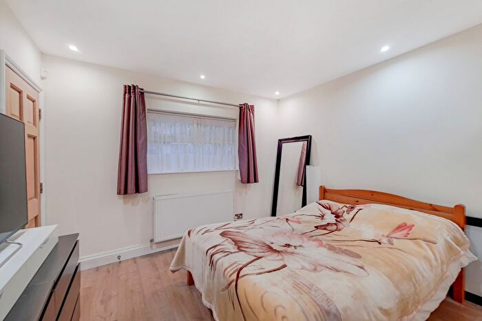 4 Bedroom Semi-Detached House To Rent In Highfield Road, Acton, W3