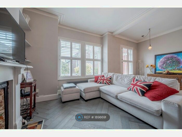 2 Bedroom Flat To Rent In Narbonne Avenue, London, SW4