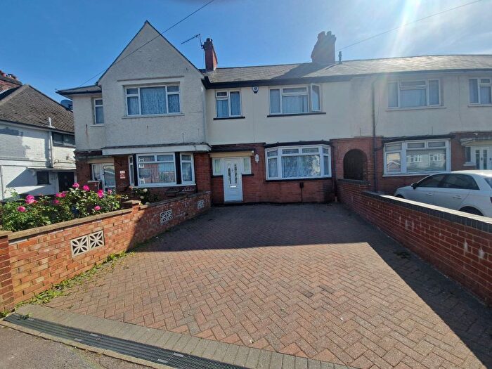 3 Bedroom Semi-detached House To Rent In Selbourne Road, Luton, LU4