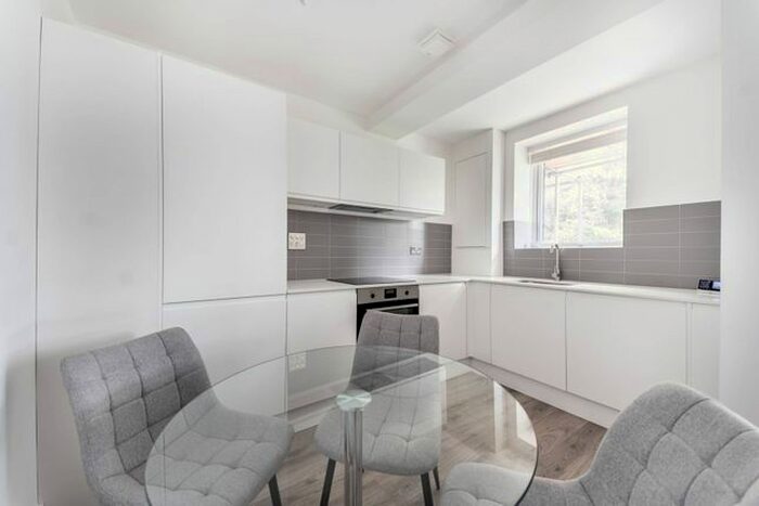 3 Bedroom Flat To Rent In Kew Bridge Court, Chiswick, London, W4